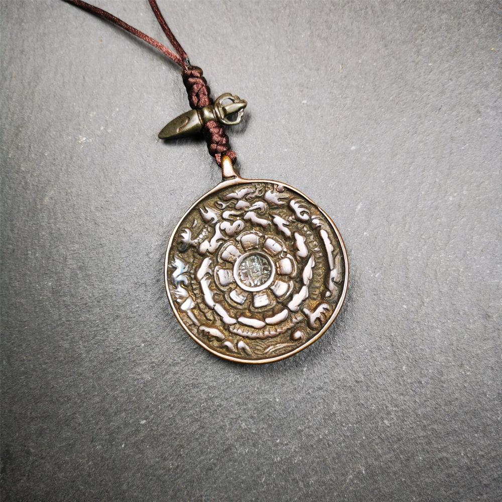 This unique tibetan melong badge was collected from Kathok Monastery,about 50 years old. It's a Astrology Protective Amulet Pendant,made of thokcha,the front pattern is Tibetan Budhist Protective Amulet Pendant - SIPAHO(srid pa ho).