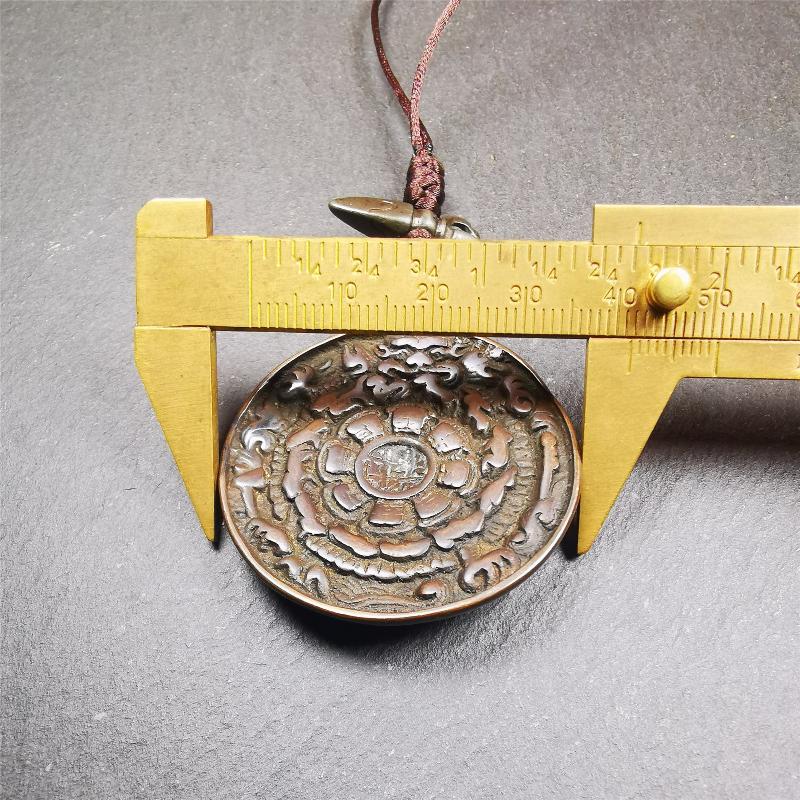 This unique tibetan melong badge was collected from Kathok Monastery,about 50 years old. It's a Astrology Protective Amulet Pendant,made of thokcha,the front pattern is Tibetan Budhist Protective Amulet Pendant - SIPAHO(srid pa ho).