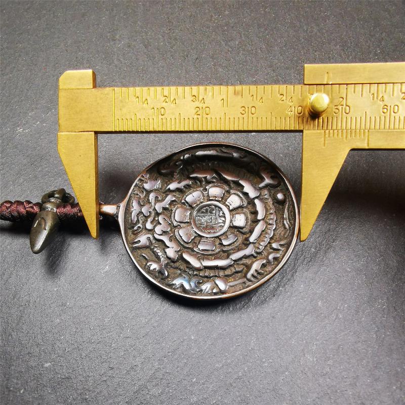 This unique tibetan melong badge was collected from Kathok Monastery,about 50 years old. It's a Astrology Protective Amulet Pendant,made of thokcha,the front pattern is Tibetan Budhist Protective Amulet Pendant - SIPAHO(srid pa ho).