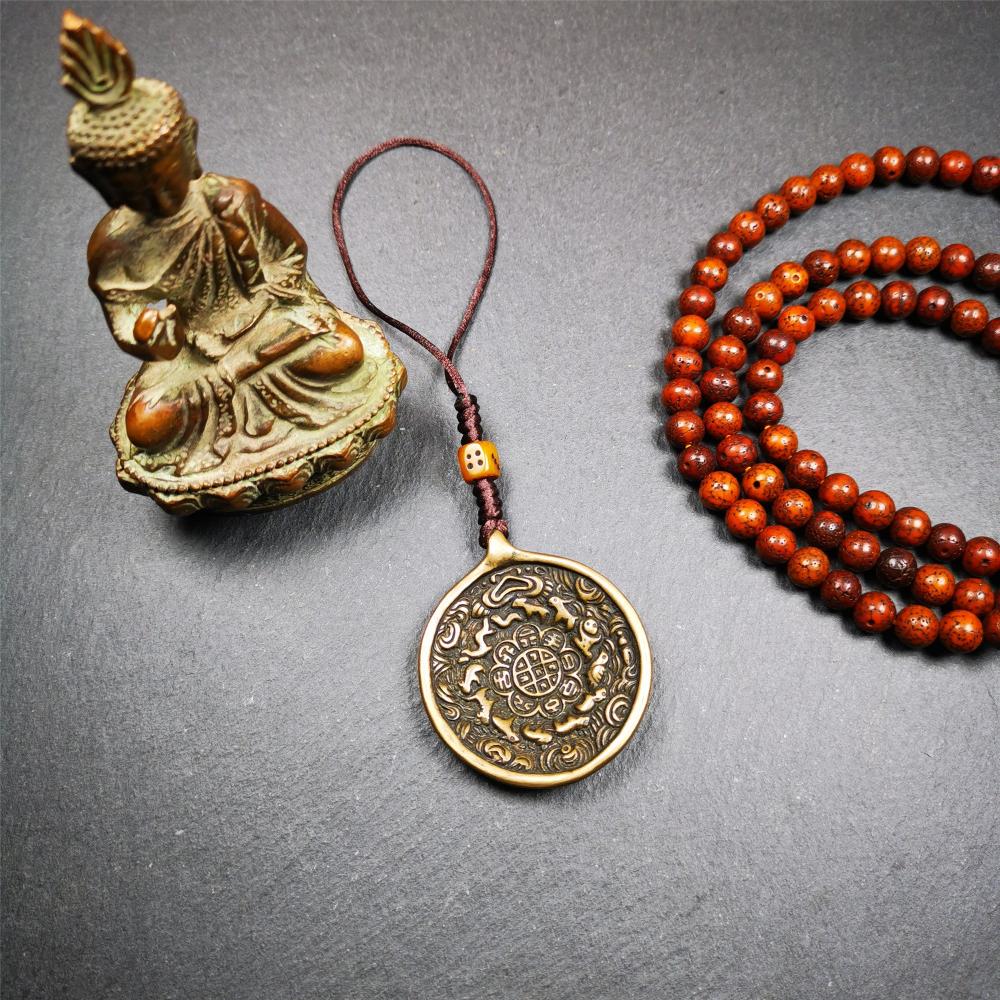 This unique tibetan melong badge was handmade by Tibetan Artist from Baiyu County. It's a Astrology Protective Amulet Pendant,made of lima brass,the front pattern is Tibetan Budhist Protective Amulet Pendant - SIPAHO,the back is ritual conch.