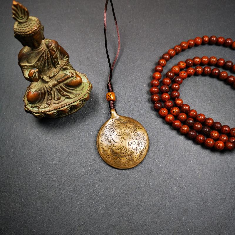 This unique tibetan melong badge was handmade by Tibetan Artist from Baiyu County. It's a Astrology Protective Amulet Pendant,made of lima brass,the front pattern is Tibetan Budhist Protective Amulet Pendant - SIPAHO,the back is ritual conch.