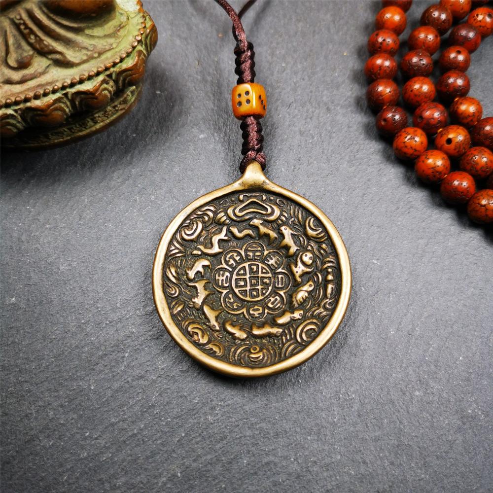 This unique tibetan melong badge was handmade by Tibetan Artist from Baiyu County. It's a Astrology Protective Amulet Pendant,made of lima brass,the front pattern is Tibetan Budhist Protective Amulet Pendant - SIPAHO,the back is ritual conch.