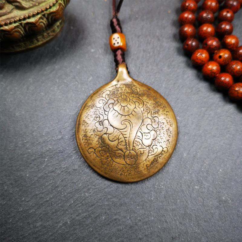 This unique tibetan melong badge was handmade by Tibetan Artist from Baiyu County. It's a Astrology Protective Amulet Pendant,made of lima brass,the front pattern is Tibetan Budhist Protective Amulet Pendant - SIPAHO,the back is ritual conch.