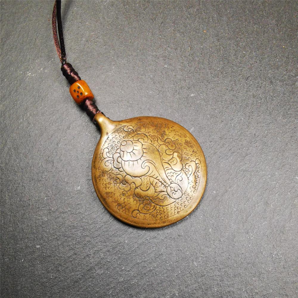 This unique tibetan melong badge was handmade by Tibetan Artist from Baiyu County. It's a Astrology Protective Amulet Pendant,made of lima brass,the front pattern is Tibetan Budhist Protective Amulet Pendant - SIPAHO,the back is ritual conch.