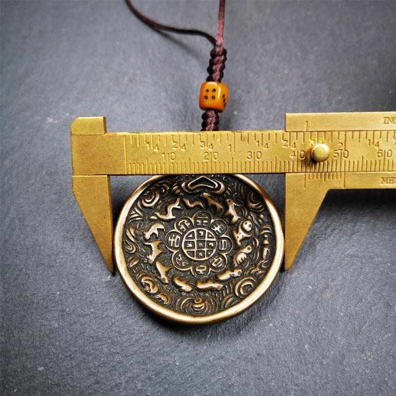 This unique tibetan melong badge was handmade by Tibetan Artist from Baiyu County. It's a Astrology Protective Amulet Pendant,made of lima brass,the front pattern is Tibetan Budhist Protective Amulet Pendant - SIPAHO,the back is ritual conch.
