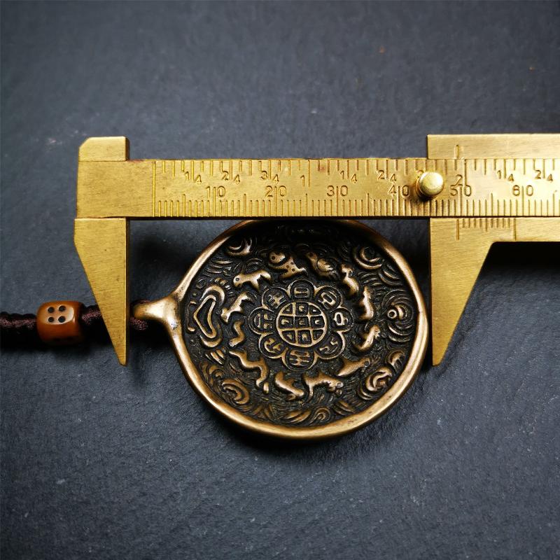 This unique tibetan melong badge was handmade by Tibetan Artist from Baiyu County. It's a Astrology Protective Amulet Pendant,made of lima brass,the front pattern is Tibetan Budhist Protective Amulet Pendant - SIPAHO,the back is ritual conch.