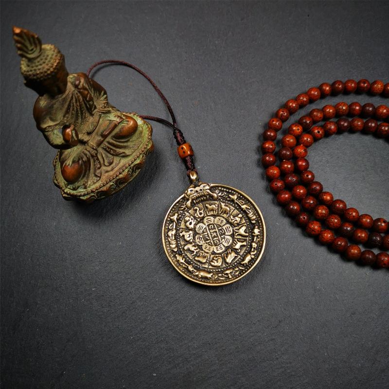This unique tibetan melong badge was handmade by Tibetan Artist from Baiyu County. It's a Astrology Protective Amulet Pendant,made of brass,the front pattern is Tibetan Budhist Protective Amulet Pendant - SIPAHO(srid pa ho),a bone carved dice bead in the middle of the lanyard.