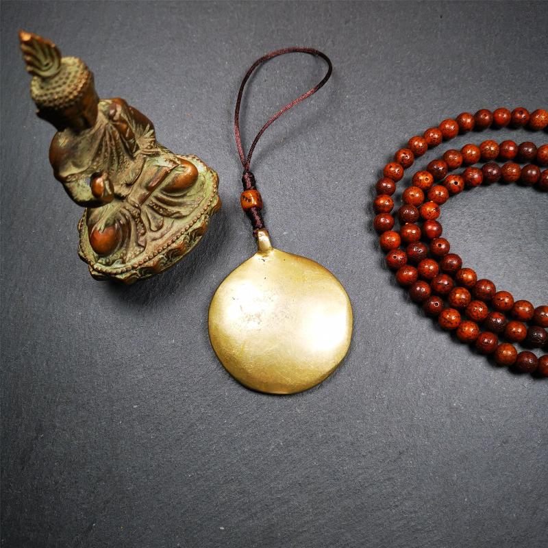 This unique tibetan melong badge was handmade by Tibetan Artist from Baiyu County. It's a Astrology Protective Amulet Pendant,made of brass,the front pattern is Tibetan Budhist Protective Amulet Pendant - SIPAHO(srid pa ho),a bone carved dice bead in the middle of the lanyard.