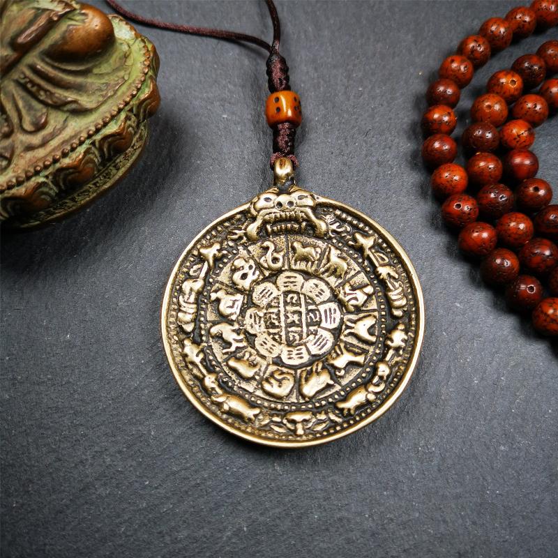 This unique tibetan melong badge was handmade by Tibetan Artist from Baiyu County. It's a Astrology Protective Amulet Pendant,made of brass,the front pattern is Tibetan Budhist Protective Amulet Pendant - SIPAHO(srid pa ho),a bone carved dice bead in the middle of the lanyard.