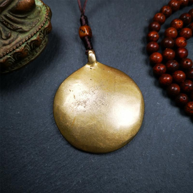 This unique tibetan melong badge was handmade by Tibetan Artist from Baiyu County. It's a Astrology Protective Amulet Pendant,made of brass,the front pattern is Tibetan Budhist Protective Amulet Pendant - SIPAHO(srid pa ho),a bone carved dice bead in the middle of the lanyard.