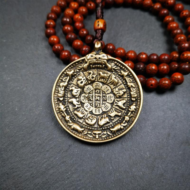 This unique tibetan melong badge was handmade by Tibetan Artist from Baiyu County. It's a Astrology Protective Amulet Pendant,made of brass,the front pattern is Tibetan Budhist Protective Amulet Pendant - SIPAHO(srid pa ho),a bone carved dice bead in the middle of the lanyard.
