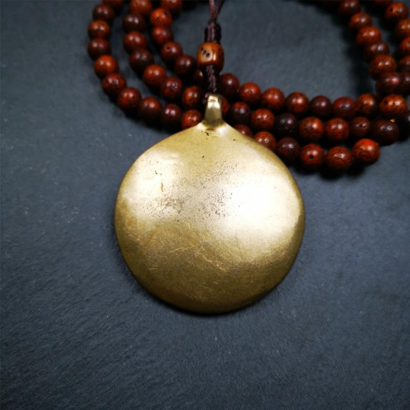 This unique tibetan melong badge was handmade by Tibetan Artist from Baiyu County. It's a Astrology Protective Amulet Pendant,made of brass,the front pattern is Tibetan Budhist Protective Amulet Pendant - SIPAHO(srid pa ho),a bone carved dice bead in the middle of the lanyard.