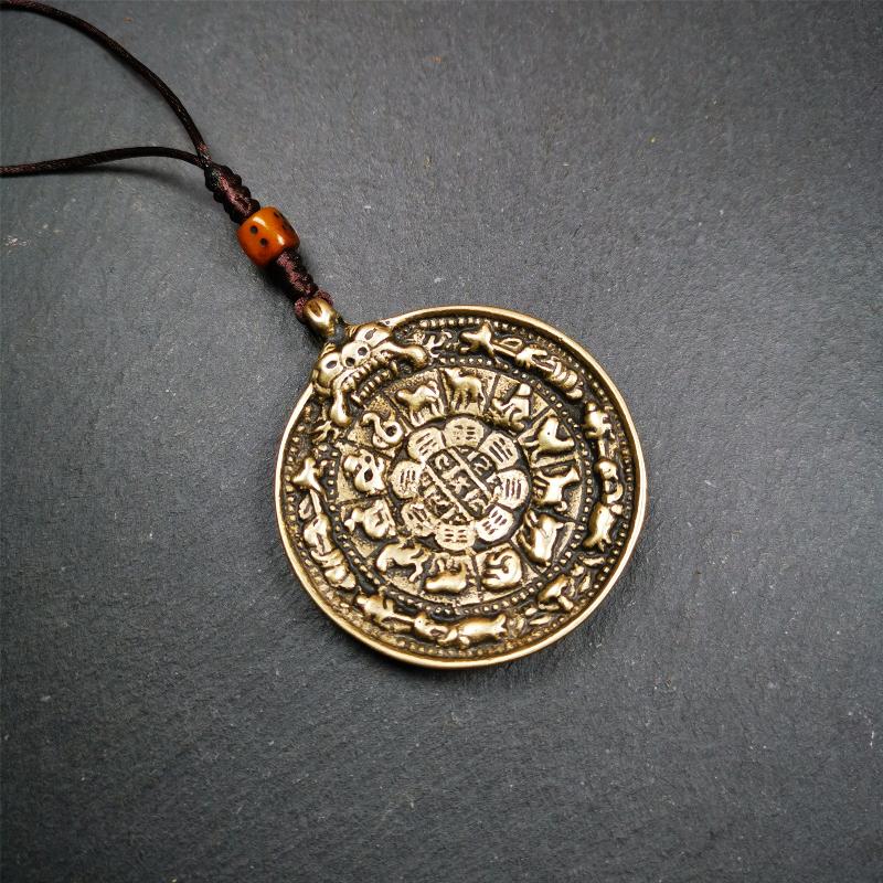 This unique tibetan melong badge was handmade by Tibetan Artist from Baiyu County. It's a Astrology Protective Amulet Pendant,made of brass,the front pattern is Tibetan Budhist Protective Amulet Pendant - SIPAHO(srid pa ho),a bone carved dice bead in the middle of the lanyard.
