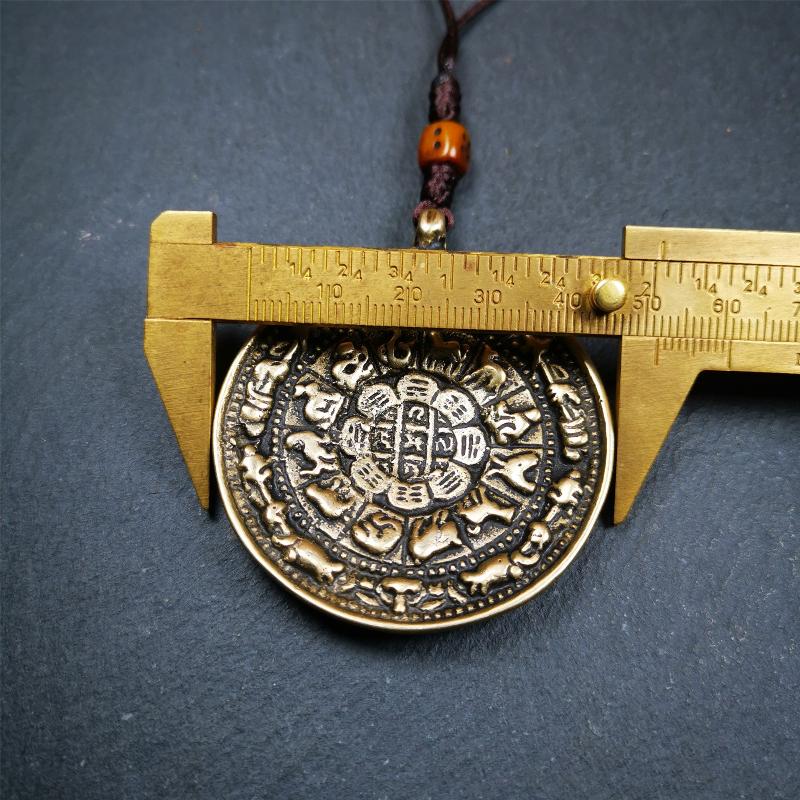 This unique tibetan melong badge was handmade by Tibetan Artist from Baiyu County. It's a Astrology Protective Amulet Pendant,made of brass,the front pattern is Tibetan Budhist Protective Amulet Pendant - SIPAHO(srid pa ho),a bone carved dice bead in the middle of the lanyard.