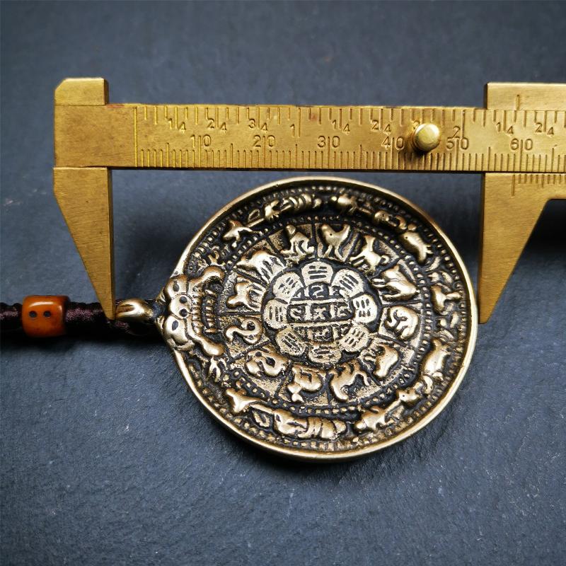 This unique tibetan melong badge was handmade by Tibetan Artist from Baiyu County. It's a Astrology Protective Amulet Pendant,made of brass,the front pattern is Tibetan Budhist Protective Amulet Pendant - SIPAHO(srid pa ho),a bone carved dice bead in the middle of the lanyard.