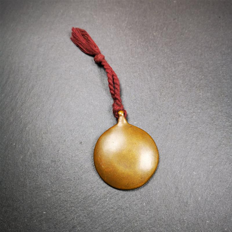 This amulet was collected in Baiyu County Tibet,about 30 years old. It's a Astrology Protective Amulet Pendant,made of red copper. The pattern is Tibetan Budhist Protective Amulet Pendant - SIPAHO
