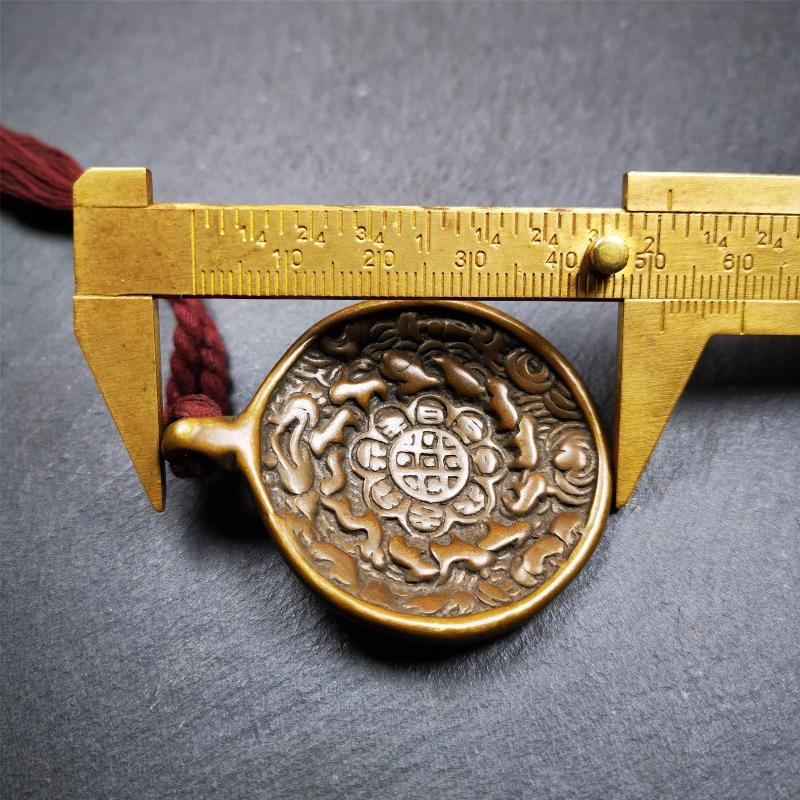 This amulet was collected in Baiyu County Tibet,about 30 years old. It's a Astrology Protective Amulet Pendant,made of red copper. The pattern is Tibetan Budhist Protective Amulet Pendant - SIPAHO