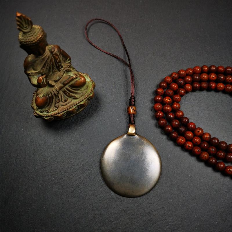 This unique tibetan melong badge was collected from Baiyu Monastery for 30 years. It's a Astrology Protective Amulet Pendant,made of cold iron. The pattern is Tibetan Budhist Protective Amulet Pendant - SIPAHO(srid pa ho).