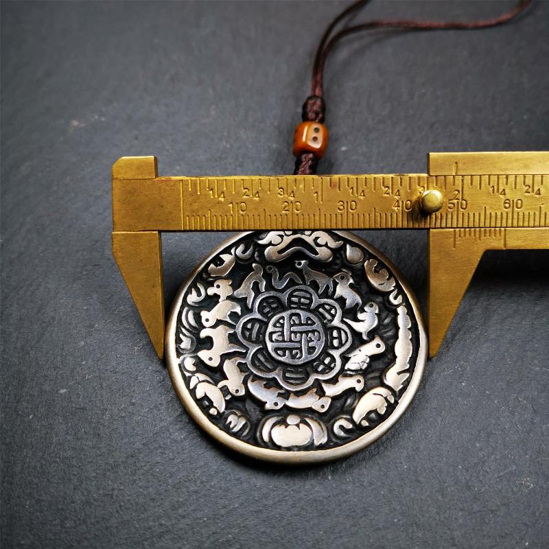 This unique tibetan melong badge was collected from Baiyu Monastery for 30 years. It's a Astrology Protective Amulet Pendant,made of cold iron. The pattern is Tibetan Budhist Protective Amulet Pendant - SIPAHO(srid pa ho).