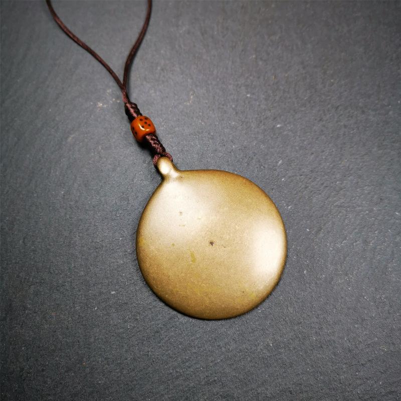 This unique tibetan calendar melong badge was handmade by Tibetan Artist from Baiyu County. It's a Astrology Protective Amulet Pendant,made of brass,the front pattern is Tibetan Budhist Protective Amulet Pendant - SIPAHO.