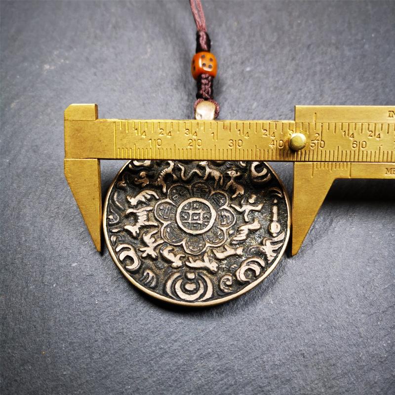 This unique tibetan calendar melong badge was collected from Kathok Monastery,about 50 years old. It's a Astrology Protective Amulet Pendant,made of thokcha,the pattern is Tibetan Budhist Protective Amulet Pendant - SIPAHO(srid pa ho).