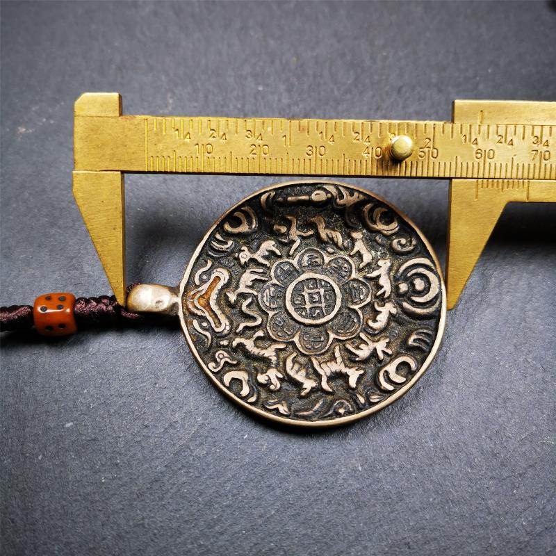 This unique tibetan calendar melong badge was collected from Kathok Monastery,about 50 years old. It's a Astrology Protective Amulet Pendant,made of thokcha,the pattern is Tibetan Budhist Protective Amulet Pendant - SIPAHO(srid pa ho).