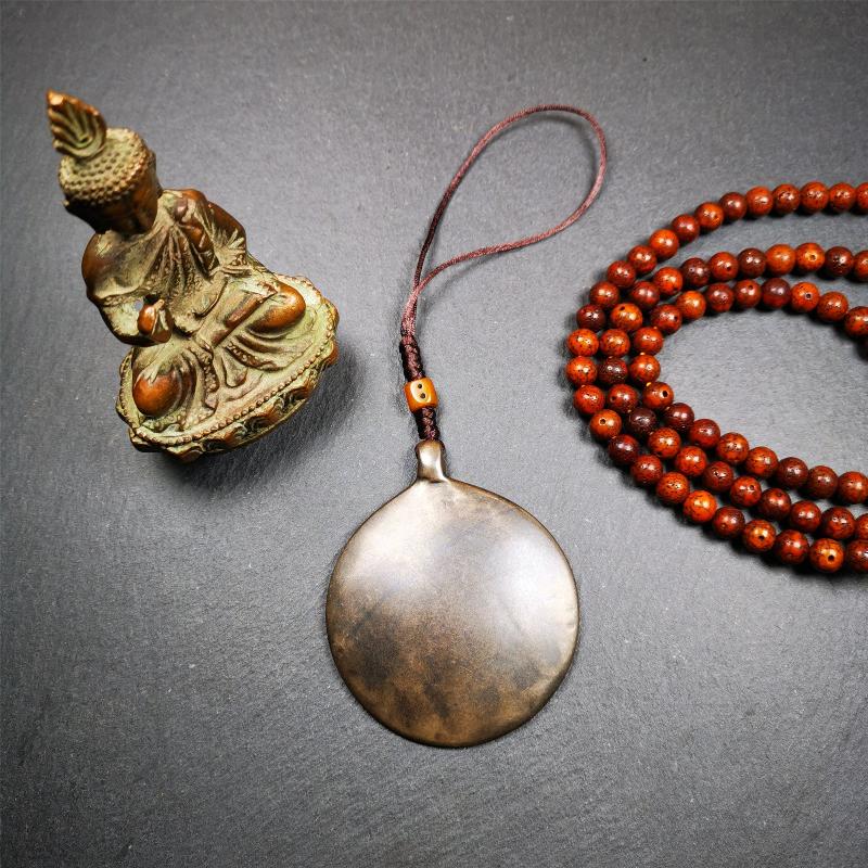 This unique tibetan melong badge was collected from Baiyu Monastery for 30 years. It's a Astrology Protective Amulet Pendant,made of copper. The pattern is Tibetan Budhist Protective Amulet Pendant - SIPAHO(srid pa ho).  SIPAHO Melong Amulet on the cord,when on a go or travelling, it's placed as a waist badge. You can make it into pendant,keychain, bag hanging,or just put it on your desk,as an ornament.