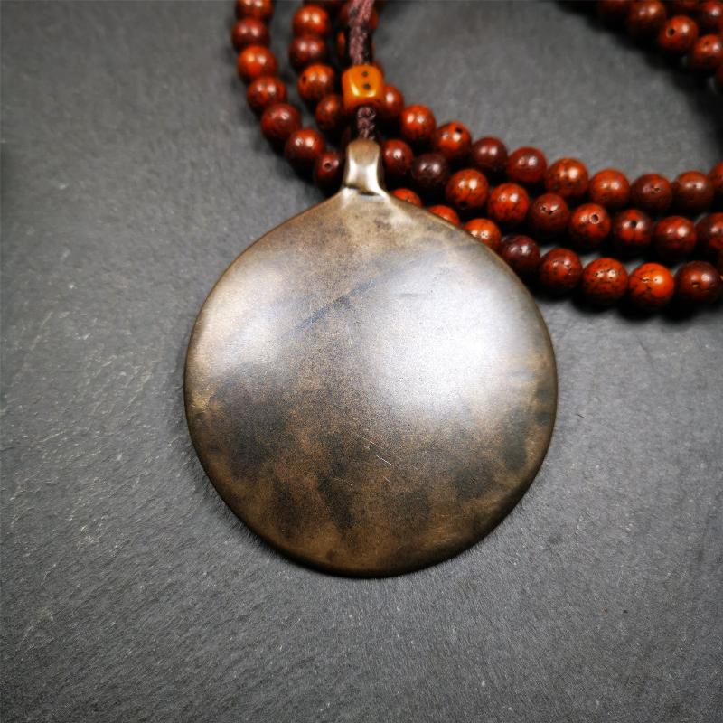 This unique tibetan melong badge was collected from Baiyu Monastery for 30 years. It's a Astrology Protective Amulet Pendant,made of copper. The pattern is Tibetan Budhist Protective Amulet Pendant - SIPAHO(srid pa ho).  SIPAHO Melong Amulet on the cord,when on a go or travelling, it's placed as a waist badge. You can make it into pendant,keychain, bag hanging,or just put it on your desk,as an ornament.
