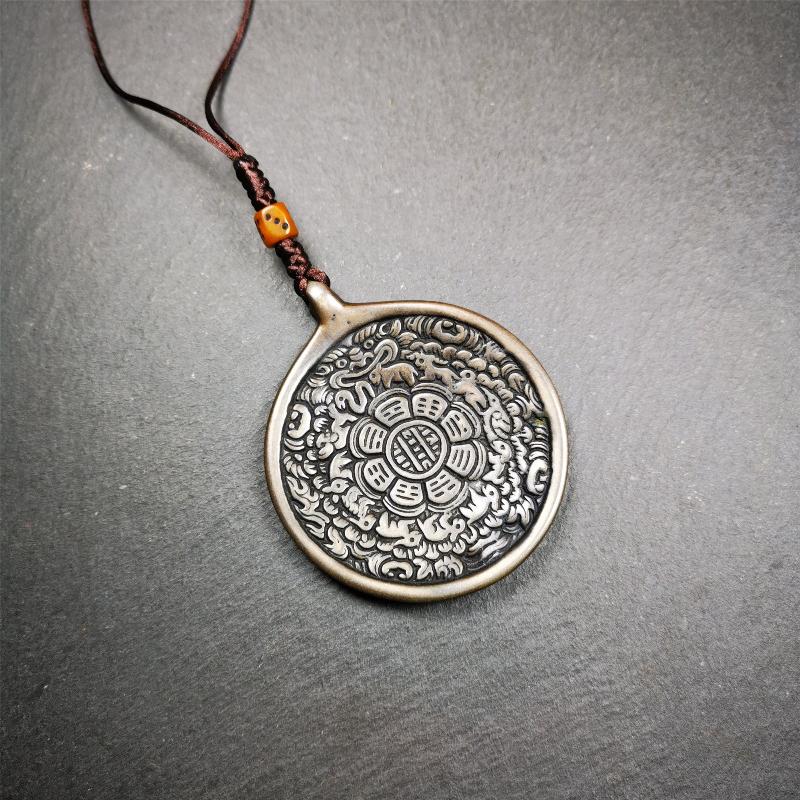 This unique tibetan melong badge was collected from Baiyu Monastery for 30 years. It's a Astrology Protective Amulet Pendant,made of copper. The pattern is Tibetan Budhist Protective Amulet Pendant - SIPAHO(srid pa ho). SIPAHO Melong Amulet on the cord,when on a go or travelling, it's placed as a waist badge. You can make it into pendant,keychain, bag hanging,or just put it on your desk,as an ornament.