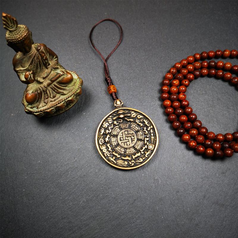 This unique tibetan melong badge was handmade by Tibetan Artist from Baiyu County. It's a Astrology Protective Amulet Pendant,made of brass,the front pattern is Tibetan Budhist Protective Amulet Pendant - SIPAHO(srid pa ho),a bone carved dice bead in the middle of the lanyard.