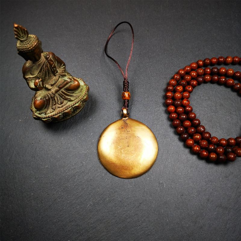 This unique tibetan melong badge was handmade by Tibetan Artist from Baiyu County. It's a Astrology Protective Amulet Pendant,made of brass,the front pattern is Tibetan Budhist Protective Amulet Pendant - SIPAHO(srid pa ho),a bone carved dice bead in the middle of the lanyard.