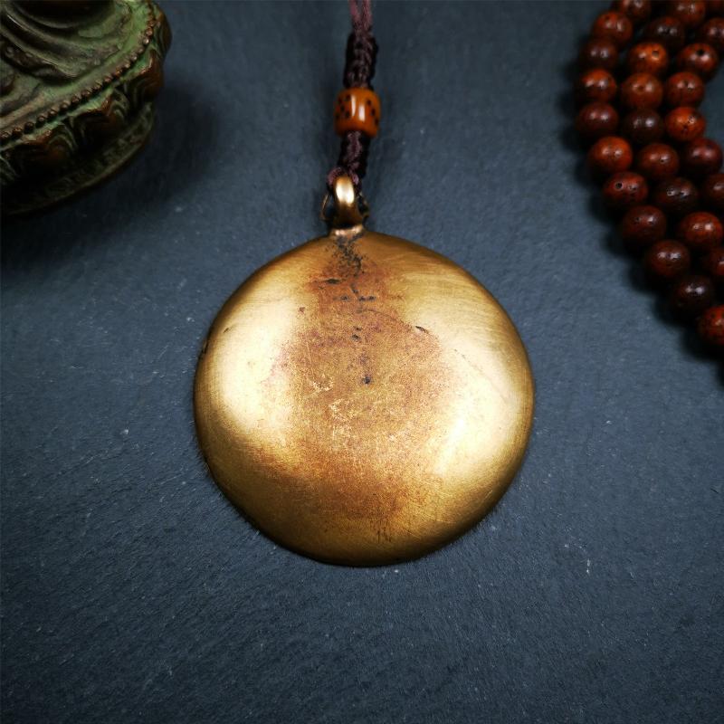 This unique tibetan melong badge was handmade by Tibetan Artist from Baiyu County. It's a Astrology Protective Amulet Pendant,made of brass,the front pattern is Tibetan Budhist Protective Amulet Pendant - SIPAHO(srid pa ho),a bone carved dice bead in the middle of the lanyard.