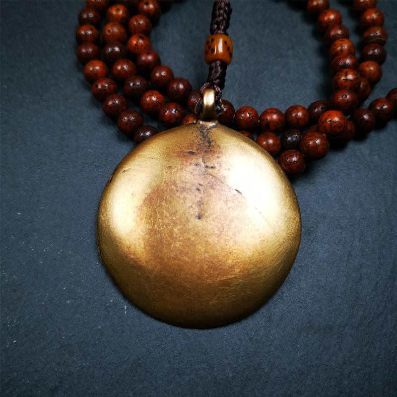 This unique tibetan melong badge was handmade by Tibetan Artist from Baiyu County. It's a Astrology Protective Amulet Pendant,made of brass,the front pattern is Tibetan Budhist Protective Amulet Pendant - SIPAHO(srid pa ho),a bone carved dice bead in the middle of the lanyard.
