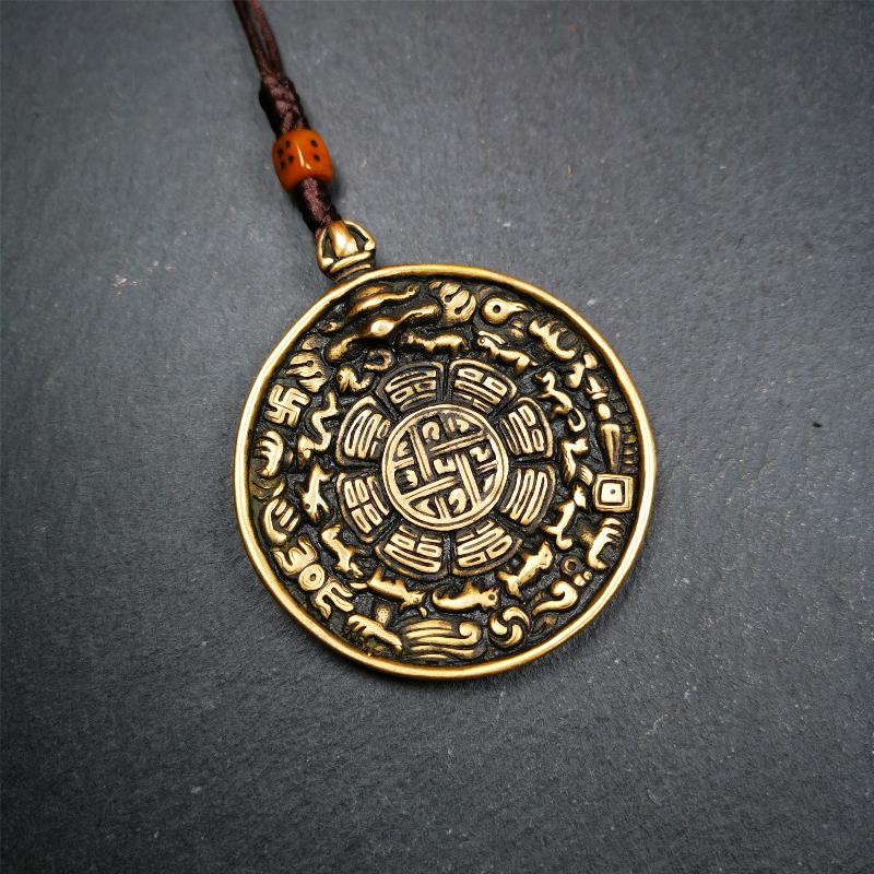This unique tibetan melong badge was handmade by Tibetan Artist from Baiyu County. It's a Astrology Protective Amulet Pendant,made of brass,the front pattern is Tibetan Budhist Protective Amulet Pendant - SIPAHO(srid pa ho),a bone carved dice bead in the middle of the lanyard.