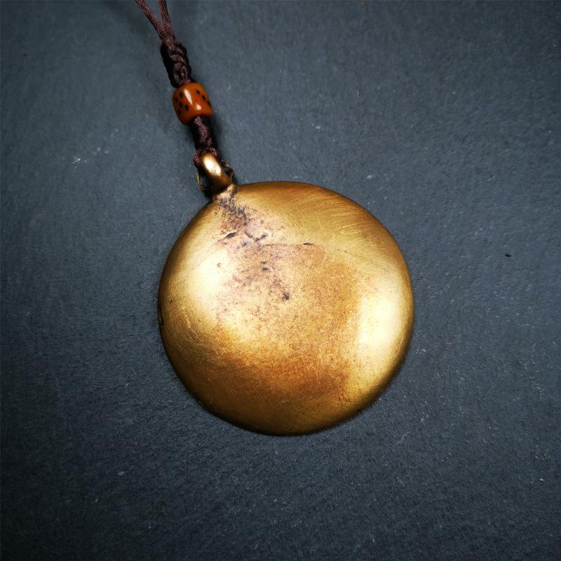 This unique tibetan melong badge was handmade by Tibetan Artist from Baiyu County. It's a Astrology Protective Amulet Pendant,made of brass,the front pattern is Tibetan Budhist Protective Amulet Pendant - SIPAHO(srid pa ho),a bone carved dice bead in the middle of the lanyard.