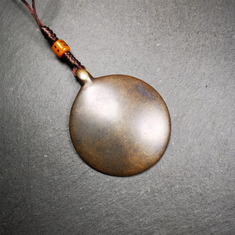 This unique tibetan melong badge was collected from Baiyu Monastery for 30 years. It's a Astrology Protective Amulet Pendant,made of cold iron. The pattern is Tibetan Budhist Protective Amulet Pendant - SIPAHO(srid pa ho).