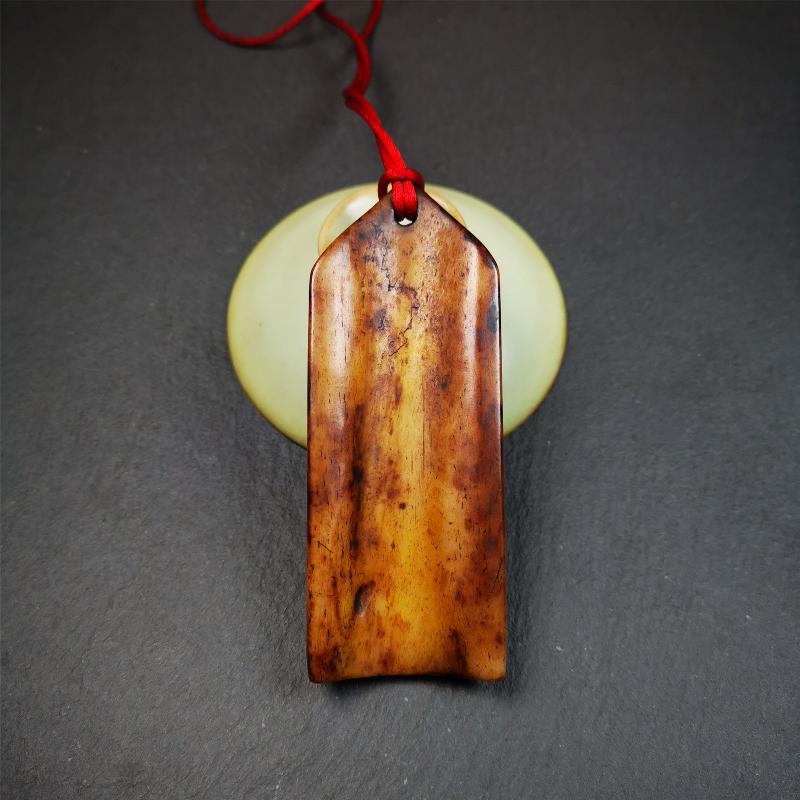 This bone carved Troma Nagmo amulet was collected from Gerze Tibet, hand carved by Tibetan Craft man,about 30 years old. Troma Nagmo literally means the Black Wrathful Lady. She is included in the Dharmapala pantheon as a form of Vajravarahi.