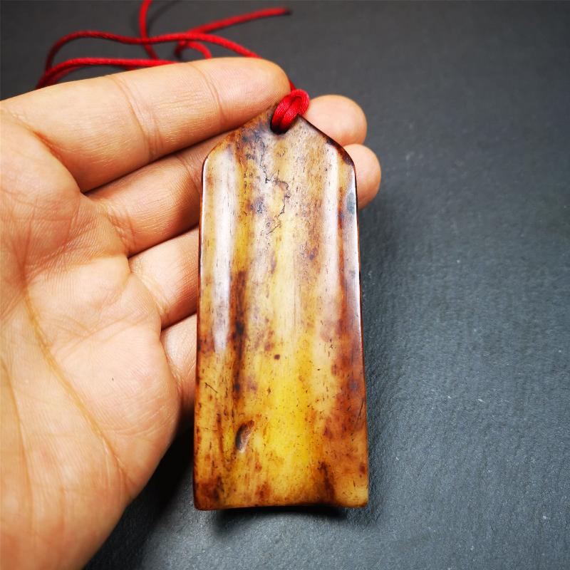 This bone carved Troma Nagmo amulet was collected from Gerze Tibet, hand carved by Tibetan Craft man,about 30 years old. Troma Nagmo literally means the Black Wrathful Lady. She is included in the Dharmapala pantheon as a form of Vajravarahi.