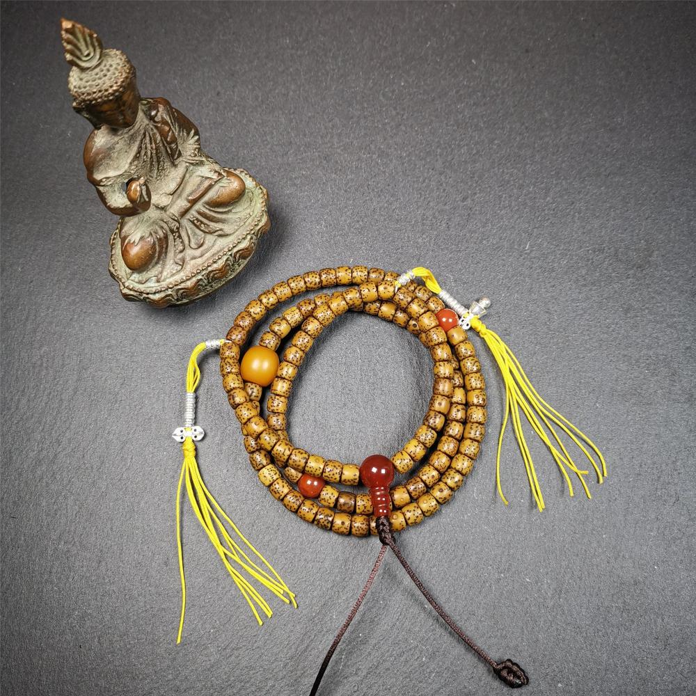 This old lotus seed mala was handmade from tibetan crafts man in Baiyu County,about 20 years old. It's composed of 108 lotus seed beads,then add some agate beads,1 pair of silver bead counters,and agate guru bead on it.