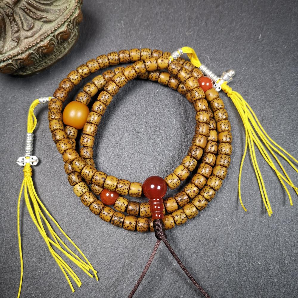 This old lotus seed mala was handmade from tibetan crafts man in Baiyu County,about 20 years old. It's composed of 108 lotus seed beads,then add some agate beads,1 pair of silver bead counters,and agate guru bead on it.
