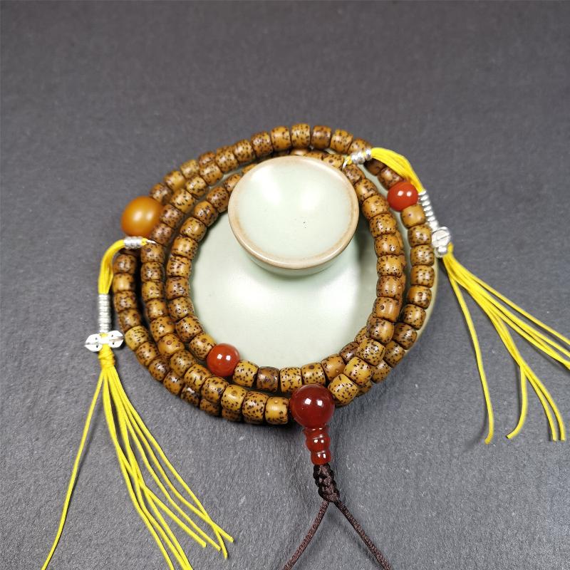 This old lotus seed mala was handmade from tibetan crafts man in Baiyu County,about 20 years old. It's composed of 108 lotus seed beads,then add some agate beads,1 pair of silver bead counters,and agate guru bead on it.
