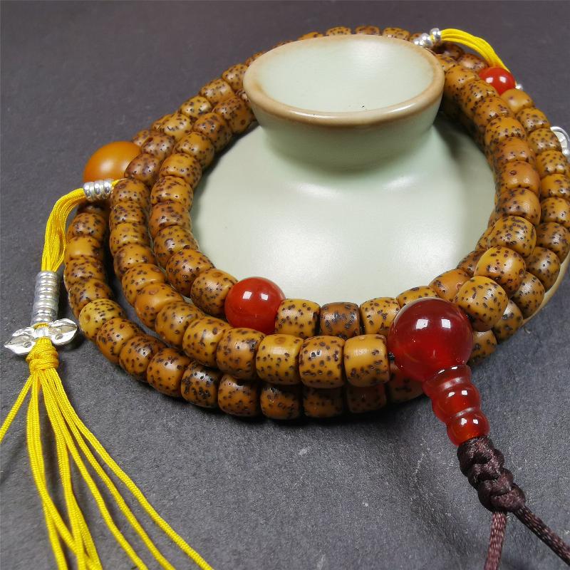 This old lotus seed mala was handmade from tibetan crafts man in Baiyu County,about 20 years old. It's composed of 108 lotus seed beads,then add some agate beads,1 pair of silver bead counters,and agate guru bead on it.