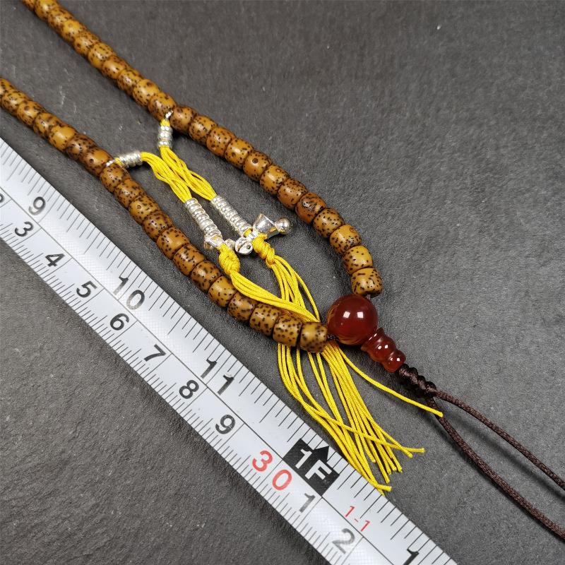 This old lotus seed mala was handmade from tibetan crafts man in Baiyu County,about 20 years old. It's composed of 108 lotus seed beads,then add some agate beads,1 pair of silver bead counters,and agate guru bead on it.