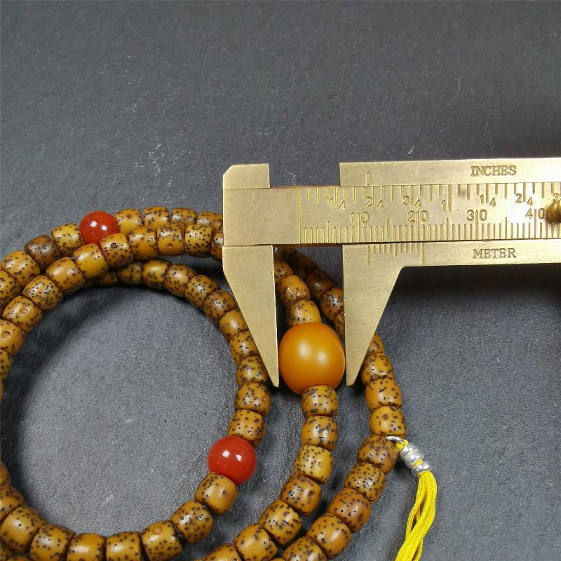 This old lotus seed mala was handmade from tibetan crafts man in Baiyu County,about 20 years old. It's composed of 108 lotus seed beads,then add some agate beads,1 pair of silver bead counters,and agate guru bead on it.