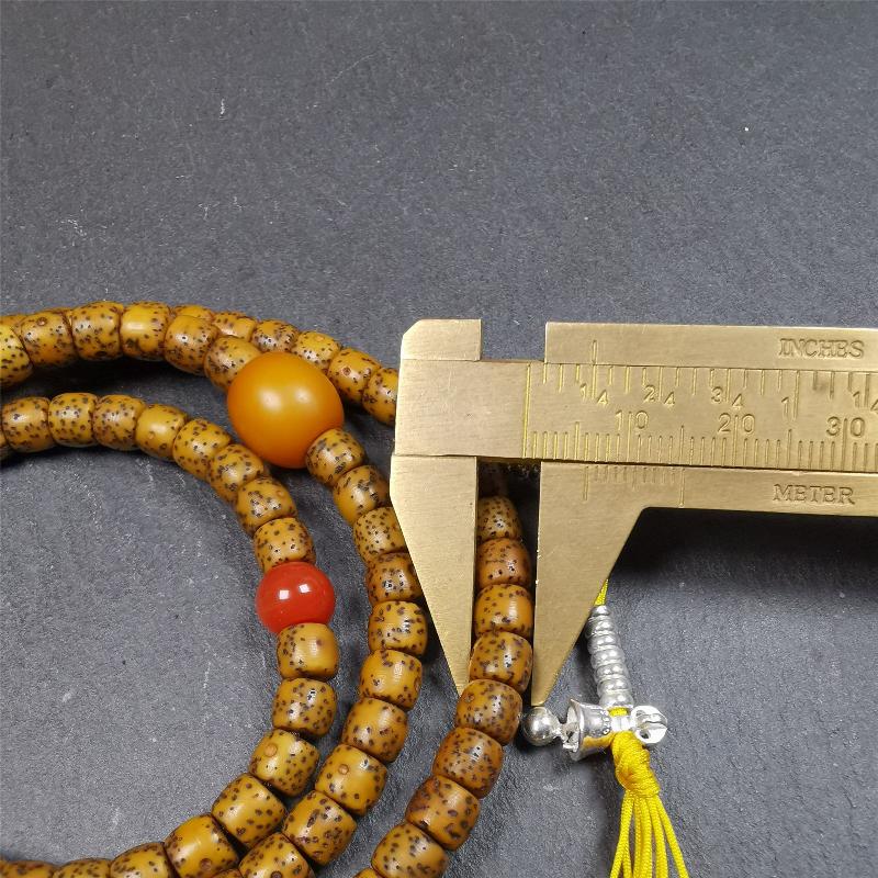 This old lotus seed mala was handmade from tibetan crafts man in Baiyu County,about 20 years old. It's composed of 108 lotus seed beads,then add some agate beads,1 pair of silver bead counters,and agate guru bead on it.