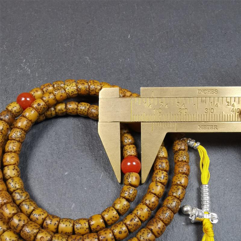 This old lotus seed mala was handmade from tibetan crafts man in Baiyu County,about 20 years old. It's composed of 108 lotus seed beads,then add some agate beads,1 pair of silver bead counters,and agate guru bead on it.
