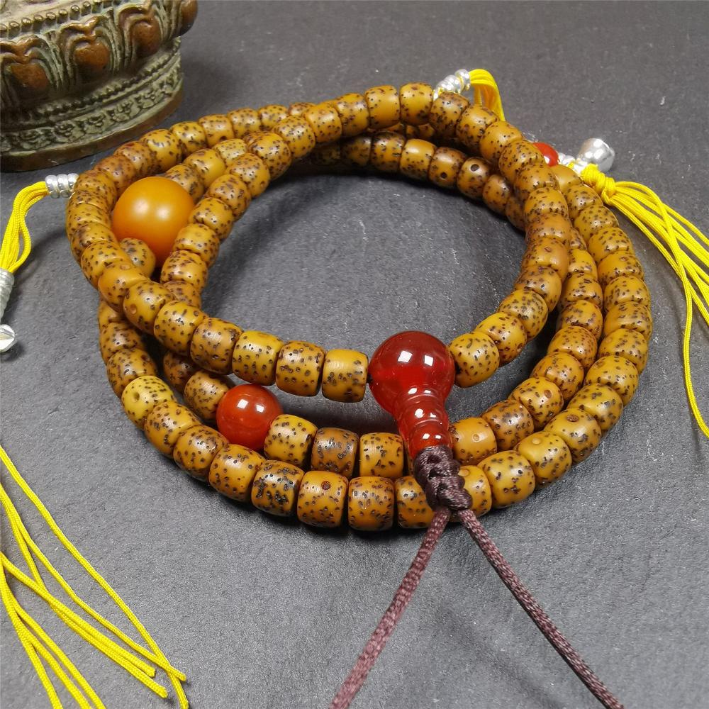 This old lotus seed mala was handmade from tibetan crafts man in Baiyu County,about 20 years old. It's composed of 108 lotus seed beads,then add some agate beads,1 pair of silver bead counters,and agate guru bead on it.