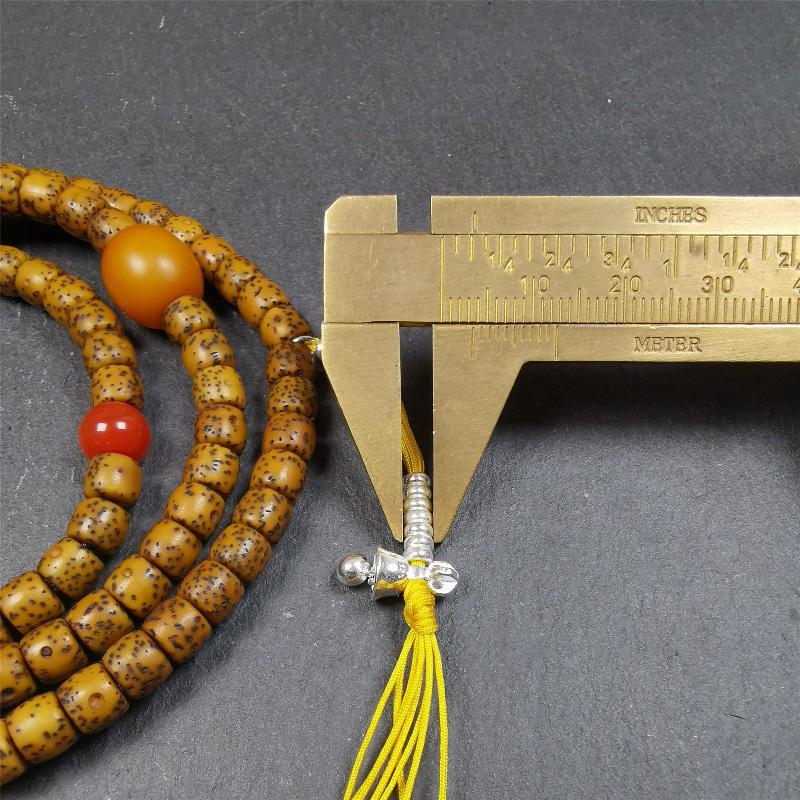 This old lotus seed mala was handmade from tibetan crafts man in Baiyu County,about 20 years old. It's composed of 108 lotus seed beads,then add some agate beads,1 pair of silver bead counters,and agate guru bead on it.