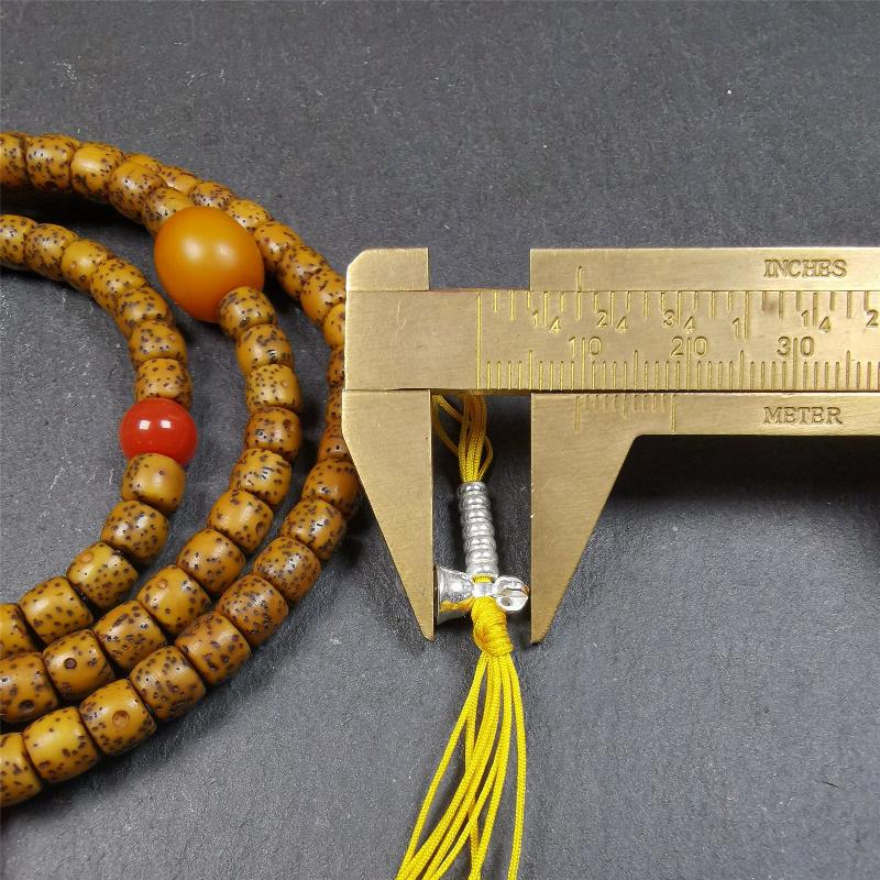 This old lotus seed mala was handmade from tibetan crafts man in Baiyu County,about 20 years old. It's composed of 108 lotus seed beads,then add some agate beads,1 pair of silver bead counters,and agate guru bead on it.