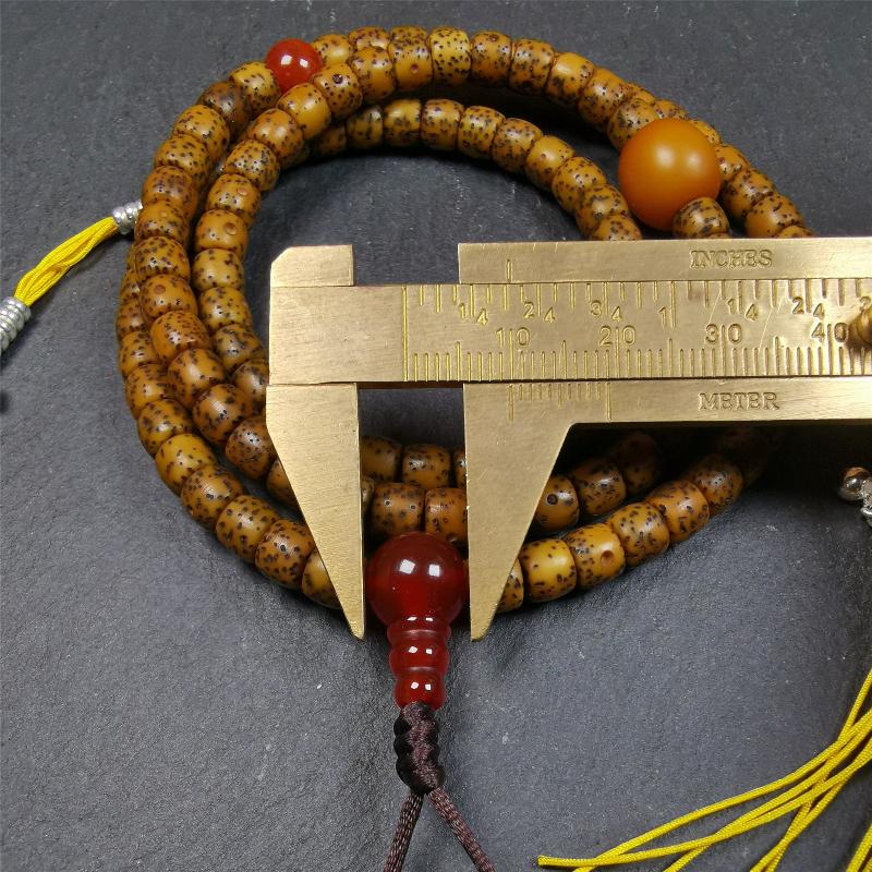 This old lotus seed mala was handmade from tibetan crafts man in Baiyu County,about 20 years old. It's composed of 108 lotus seed beads,then add some agate beads,1 pair of silver bead counters,and agate guru bead on it.